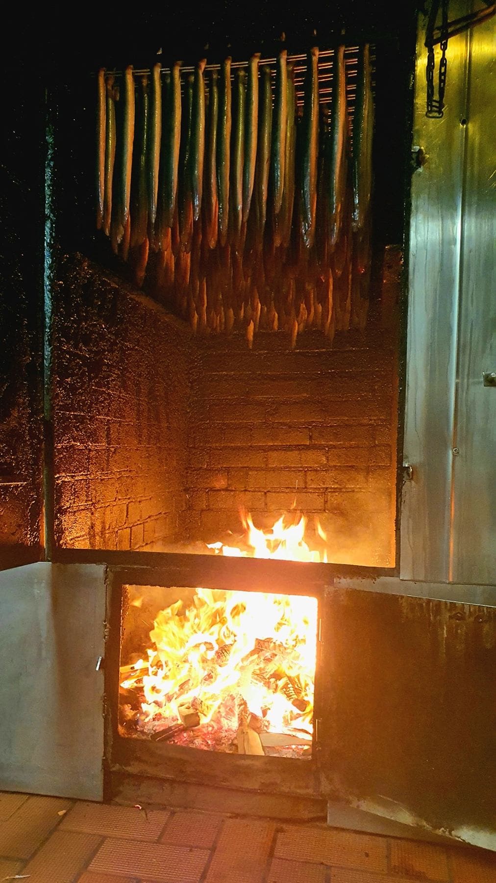 Aale hängen im Altonaer Ofen über offenem Buchenholzfeuer.